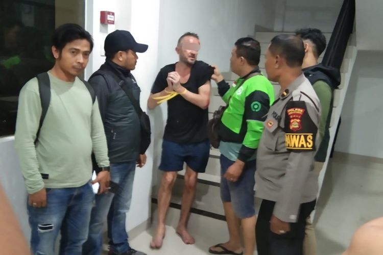 DAAH (50), pria berkewarganegaraan Inggris usai ditangkap polisi karena nekat mencuri truk di Jalan Raya Kerobokan, Kuta Utara, Badung, Bali, pada Minggu (9/6/2024)