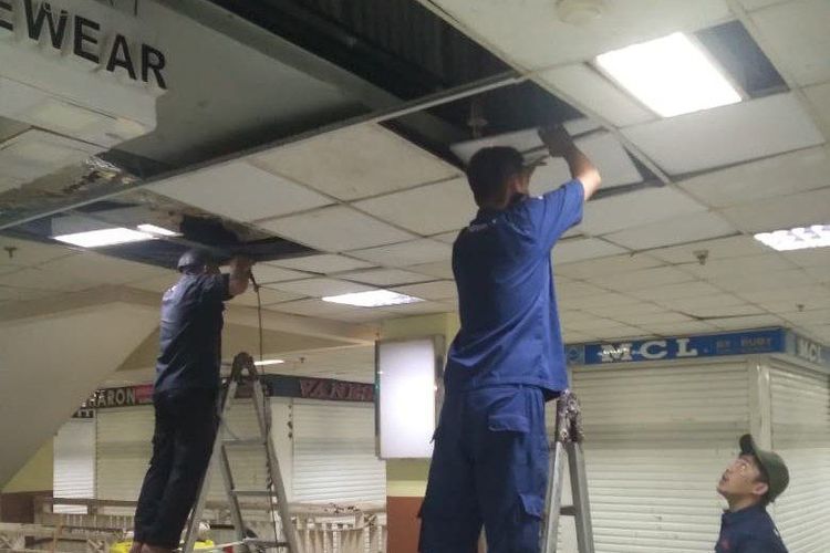Pihak pengelola Pusat Grosir Metro Tanah Abang (PGMTA), Jakarta Pusat, melakukan pemasangan kembali plafon yang sempat dicopot akibat adanya kebocoran pipa, Selasa (11/4/2023). (Sumber: Dok Istimewa)