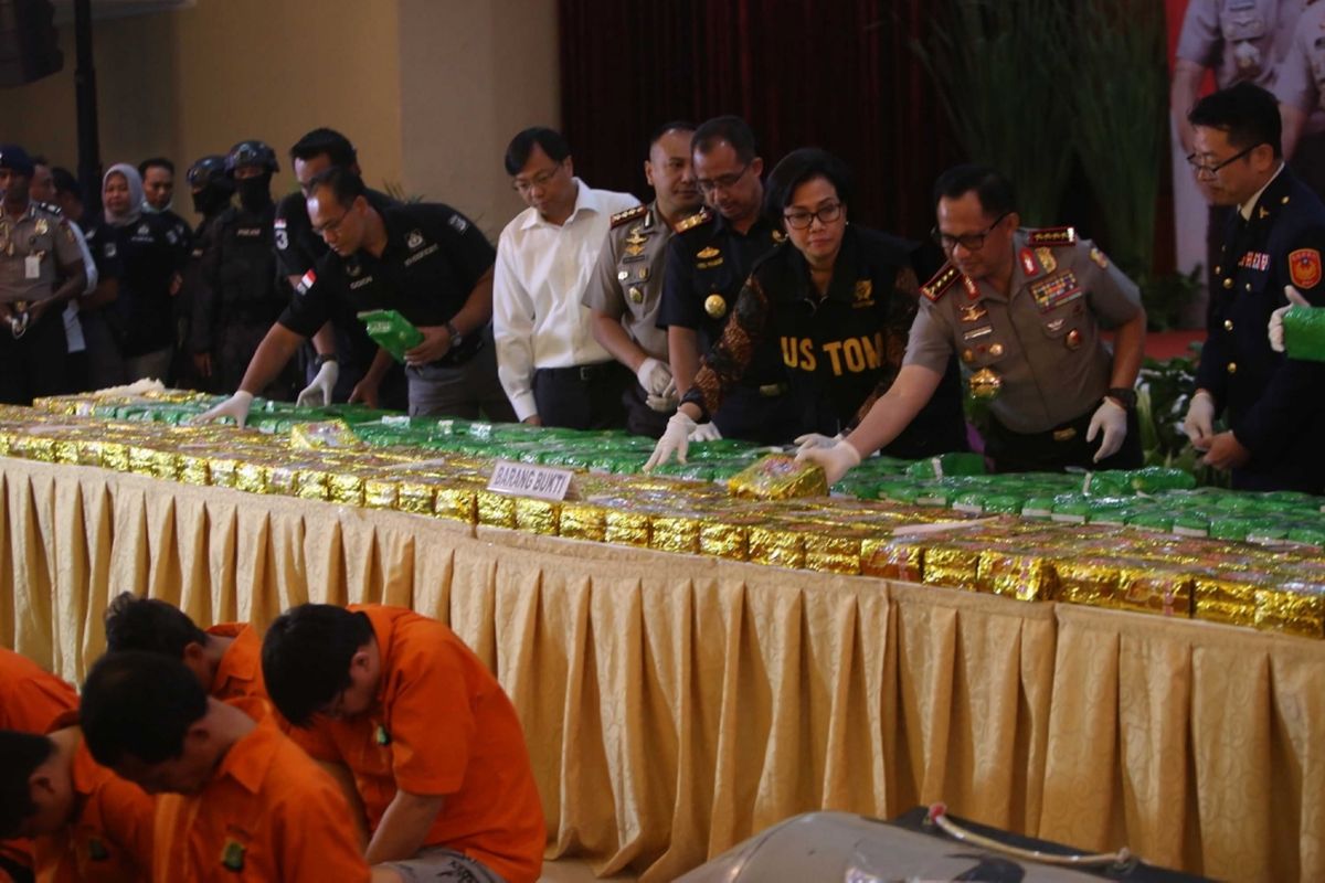 Sejumlah barang bukti dan 8 orang tersangka terkait kasus tangkapan penyelundupan narkoba saat rilis di Polda Metro Jaya, Jakarta, Kamis (20/7/2017). Seberat 1 ton narkoba jenis sabu asal China telah digagalkan Tim Gabungan Satuan Tugas Merah Putih yang terdiri dari petugas Direktorat Narkoba Polda Metro Jaya dan Polresta Depok pada Kamis minggu lalu di Anyer Serang, Banten.