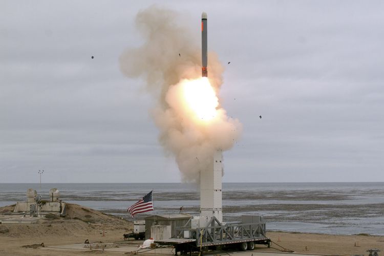 Foto yang dirilis Kementerian Pertahanan Amerika Serikat (AS) pada 18 Agustus 2019 menunjukkan uji coba rudal jelajah jarak menengah pada pukul 14.30 waktu setempat di Pulau San Nicolas, California.