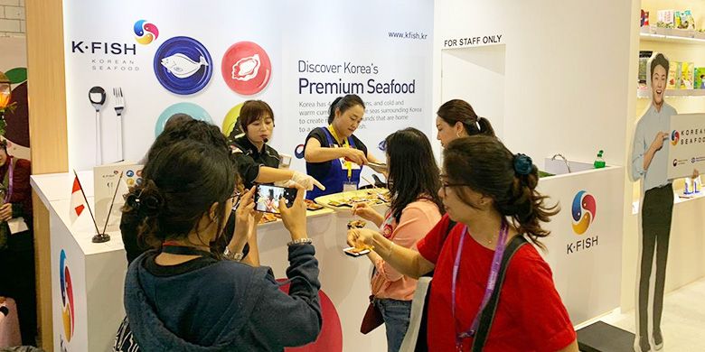 Para pengunjung mengikuti demo memasak di Booth K?FISH di SIAL Interfood 2019.