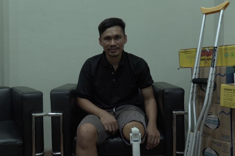 Yopi (36 tahun), ojek online di Bandung yang kehilangan kaki kirinya akibat kecelakaan dan divonis menderita tumor. 