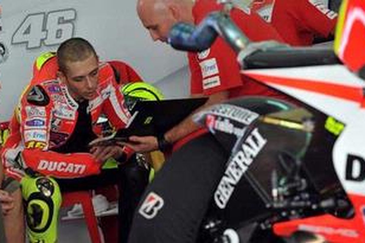 Pebalap Ducati, Valentino Rossi, ketika berada di pit saat latihan resmi perdana MotoGP 2011 di Sepang, Malaysia, Kamis (3/2/11).
