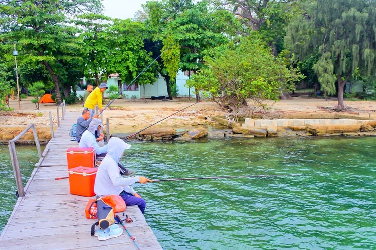 Ilustrasi orang yang memancing di Pulau Harapan, salah satu pulau di Kepulauan Seribu.