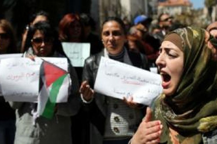 Warga Palestina di Ramallah, Tepi Barat, berdemonstrasi mengecam aksi ISIS di kamp Yarmouk, Suriah. 