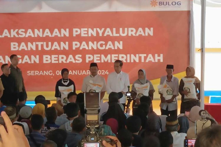 Presiden Joko Widodo meminta masyarakat Banten menanam cabai di pekarangan rumah masing-masing. Permintaan itu agar tidak terpengaruh dengan mahalnya harga komoditas tersebut.