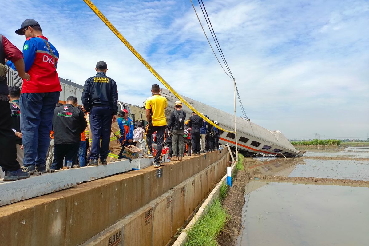 Proses evakuasi korban tabrakan KA Turangga jurusan Surabaya - Bandung dengan KRL Bandung Raya di Jalur Petak Cicalengka, Haurpugur, Kabupaten Bandung, Jawa Barat pada Jumat (5/1/2024) yang terjadi pukul 06.30 WIB.