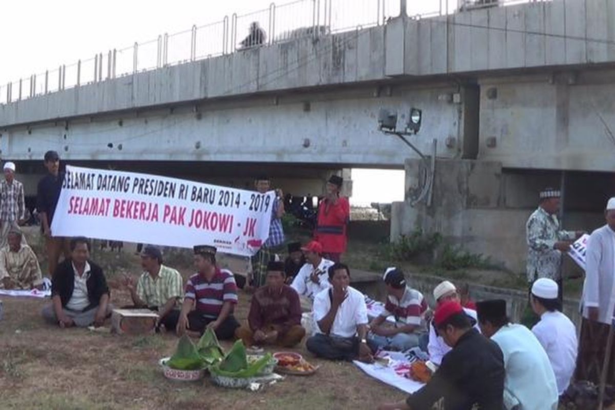 Relawan Jokowi-JK yang tergabung dalam Seknas menggelar doa bersama dan larung sesaji di kaki Jembatan Suramadu, Senin (20/10/2014).