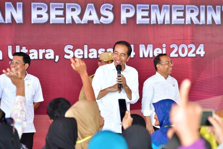 Presiden Joko Widodo membagikan bantuan pangan beras sebesar 10 kilogram kepada warga di Lapangan Tenis Alun-Alun Kirambu, Kabupaten Kolaka Utara, Provinsi Sulawesi Tenggara, Selasa (14/5/2024). 