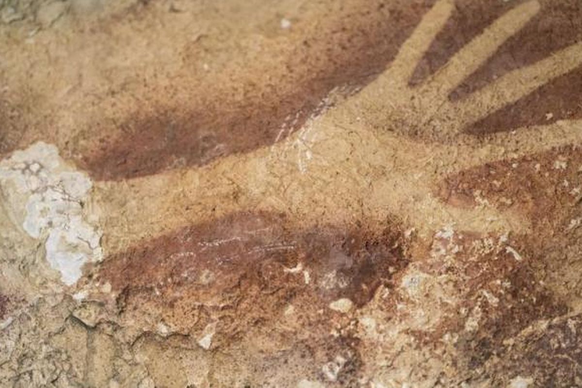Foto yang dirilis jurnal Nature, 8 Oktober 2014, menunjukkan gambar tangan ditemukan di dinding gua di Karst Maros karst, Sulawesi Selatan. Lukisan berusia 35.000 tahun, menunjukkan bahwa Eropa tidak lagi dinobatkan sebagai tempat kelahiran seni lama ini.