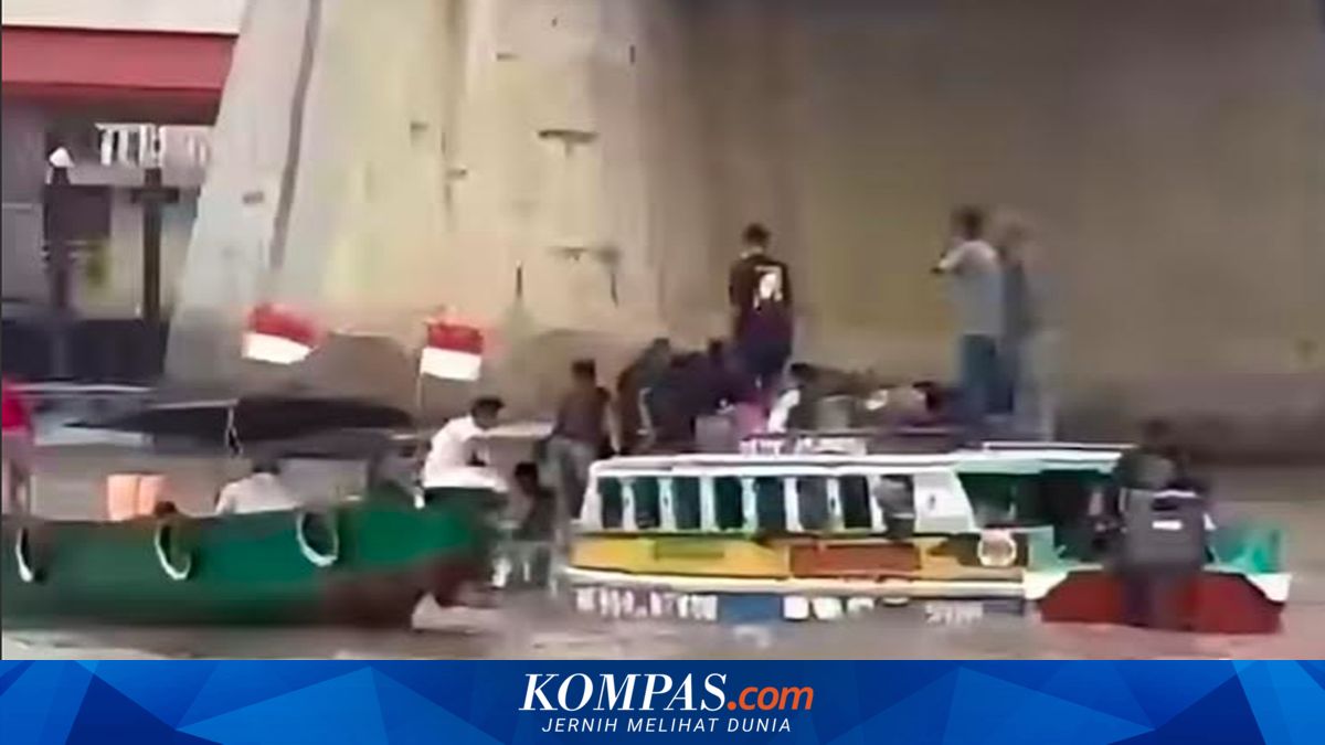 "Speedboat" Terbalik di Bawah Jembatan Ampera Sungai Musi Setelah Ditabrak