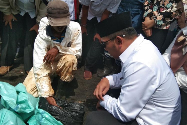 Gubernur Jawa Barat Ridwan Kamil (kanan) saat meninjau lokasi terdampak di Desa Cemarajaya, Kecamatan Cibuaya, Kabupaten Karawang, Rabu (7/8/2019).