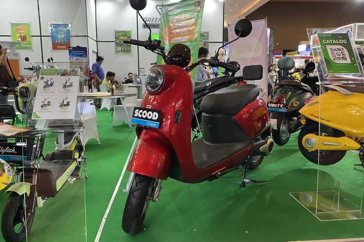 Greentech pangkas harga motor listrik selama Jakarta Fair 2023. Setelah kena subsidi, harganya mulai Rp 5 jutaan