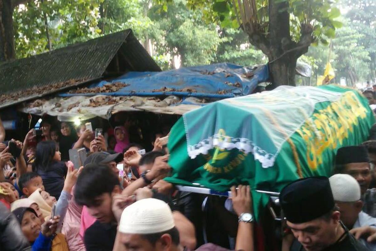 Keranda yang membawa jenazah artis peran Julia Perez tiba di TPU Pondok Rangon, Jakarta Timur, Sabtu (10/6/2017).