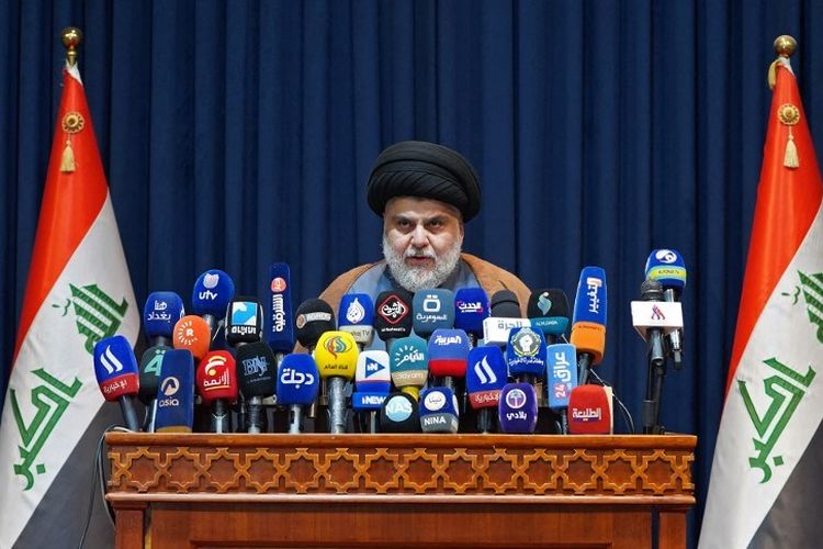 Dalam foto file ini Moqtada Al Sadr, pemimpin milisi Irak dan ulama Muslim Syiah, memberikan konferensi pers di kota suci pusat Najaf, pada 18 November 2021.