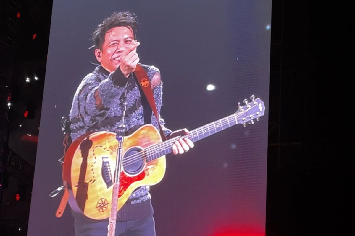 Ariel NOAH persembahkan lagu untuk Ibu Negara Iriana dalam konser NOAH yang digelar di Beach City International Stadium, Ancol, Jakarta Utara pada Minggu (3/12/2023). 