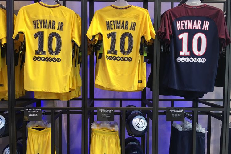 Kostum bernomor punggung 10 yang akan dikenakan pemain baru Paris Saint-Germain, Neymar.