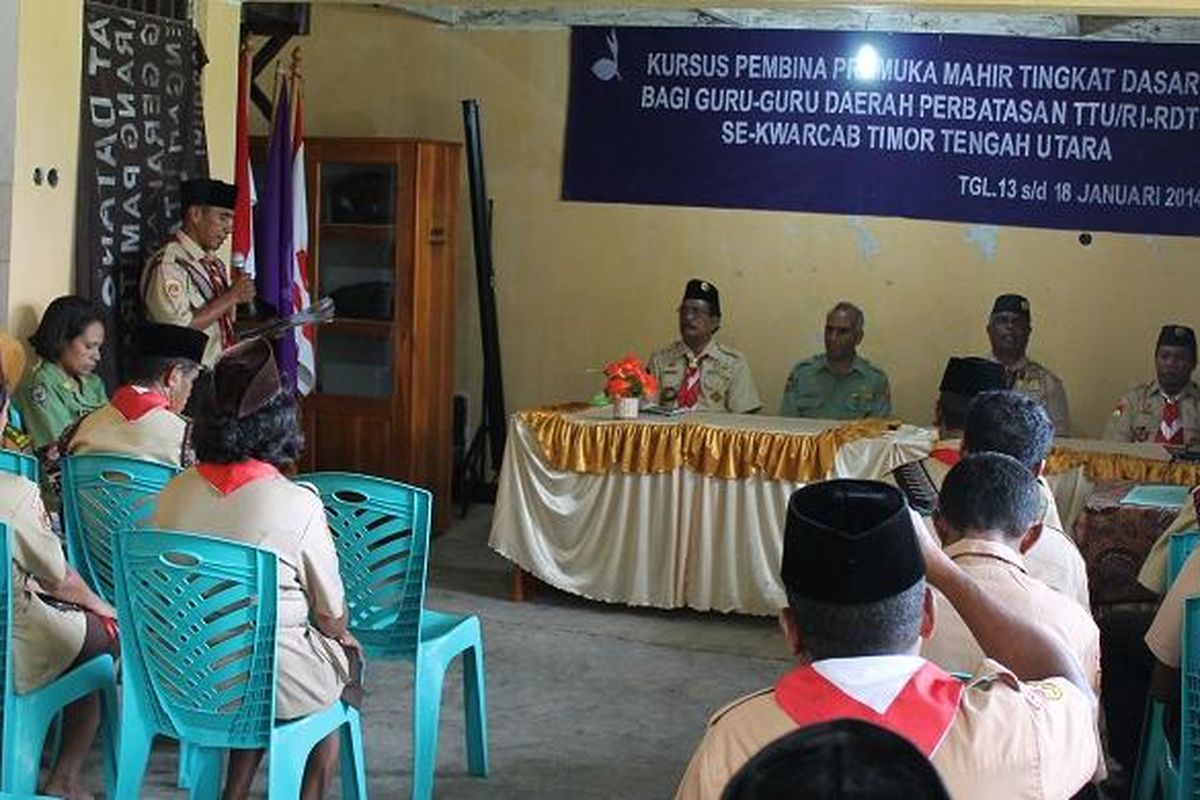 Acara pembukaan kursus pembina pramuka mahir tingkat dasar bagi guru-guru daerah perbatasan TTU-Timor Leste untuk Kwarcab Kabupaten TTU di Aula gedung Pramuka Kwarcab TTU, Senin (13/1/2014).