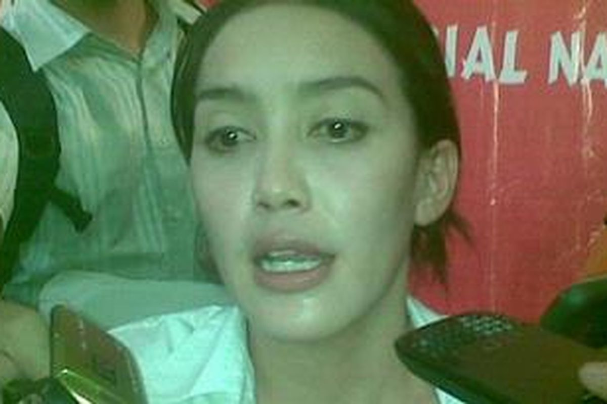 Anggota Komisi IX DPR RI, Rike Diah Pitaloka (Oneng) akan berziarah ke  makam pejuang buruh perempuan, Marsinah di Kabupaten Nganjuk, Kamis (21/4/2011). 