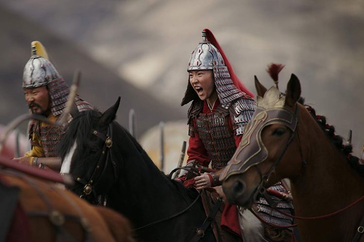 Liu Yifei tampil garang saat menjadi Hua Mulan dalam salah satu adegan film live-action Mulan (2020).
