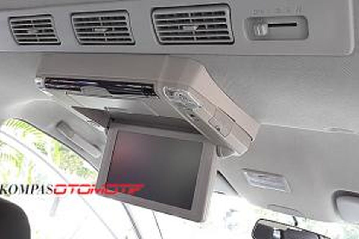 Untuk Avanza Veloz Luxury sudah tersedia monitor di plafon untuk penumpang belakang
