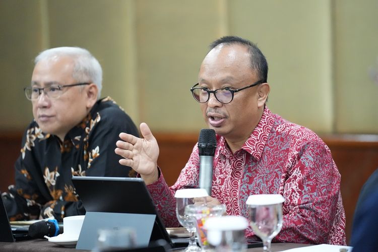 Anggota Komite BPH Migas Abdul Halim dalam public hearing Rancangan Perubahan Peraturan BPH Migas Nomor 2 Tahun 2023 yang berlangsung di Semarang, Jawa Tengah (Jateng), Jumat (23/8/2024). 