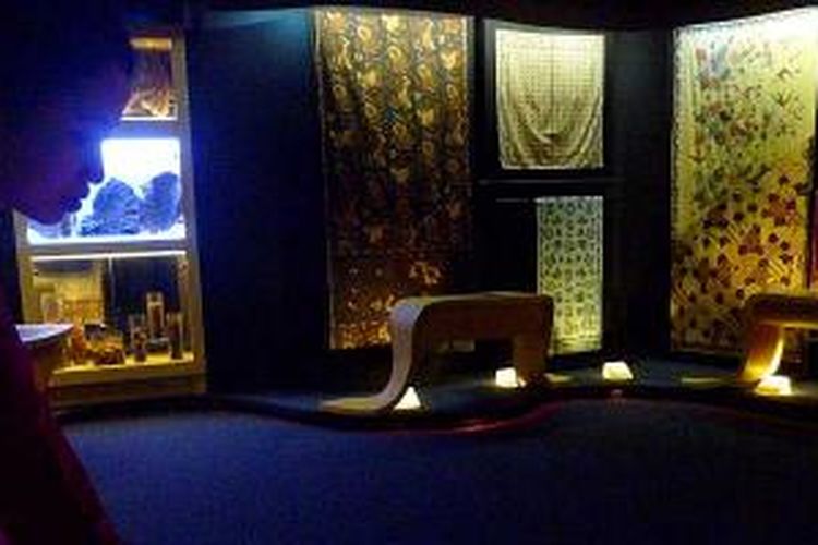 Josephine W Komara atau Obin, perancang kain batik, membuat Museum Kain, di Beachwalk, Kuta, Kabupaten Badung, Bali, Rabu (20/11/2013). Museum ini berada di antara pertokoan di mal tersebut. Ini merupakan terobosan untuk meniadakan sekat antara modern dan sejarah. Masyarakat diharapkan mendapat manfaat dari pengenalan sejarah, proses pembuatan, dan koleksi kain batik museum ini. Koleksi yang dipamerkan sebanyak sekitar 70 kain dari 600 koleksi kain tua dan produksi BINhouse dari tahun 1900-an.