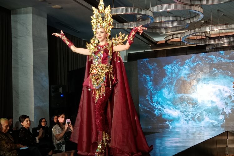 Cindy May Mc Guire akan mewakili Indonesia dalam perhelatan ini dengan kostum nasional yang terinspirasi dari legenda Provinsi Nusa Tenggara Barat (NTB), Dewi Ratu Mandalika, yang menjadi ikon cerita. 