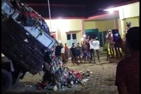 Warga Protes Keras, Sampah Tangsel Dibuang di Kantor Kelurahan dan Kecamatan