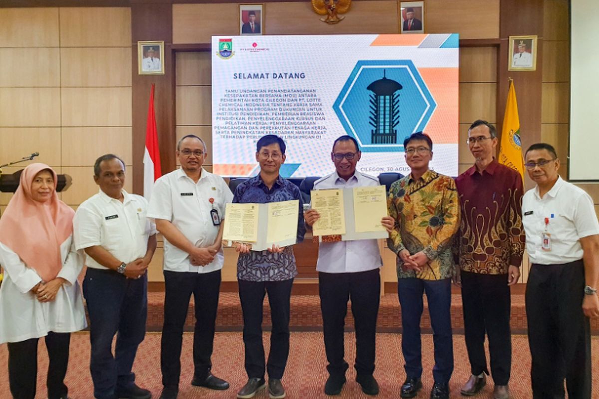 Sesi penandatanganan MoU antara Lotte Chemical dan Pemerintah Kota Cilegon di bidang pendidikan dan lingkungan. 