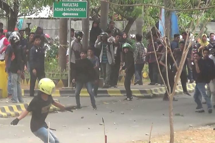 Ratusan mahasiswa UIN Alauddin Makassar terlibat tawuran di Kampus 2 Samata, Kabupaten Gowa, Sulawesi Selatan. Selasa, (23/10/2018).