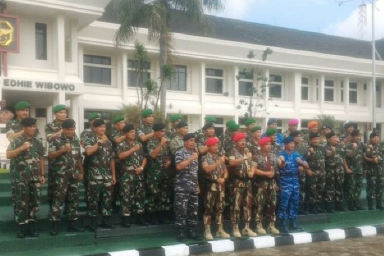 Panglima TNI Marsekal Hadi Tjahjanto, bersama sejumlah pejabat TNI, berfoto di depan gedung Sarwo Edhie, di markas Kopassus TNI AD, Cijantung, Jakarta Timur, Senin (18/12/2017). 