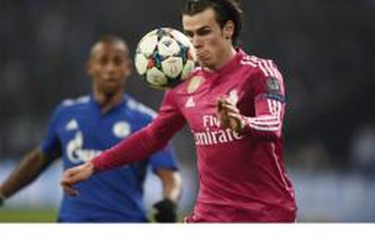 Penyerang Real Madrid, Gareth Bale, mengontrol bola dalam laga leg pertama babak 16 besar Liga Champions melawan Schalke di Gelsenkirchen, Rabu (18/2/205).