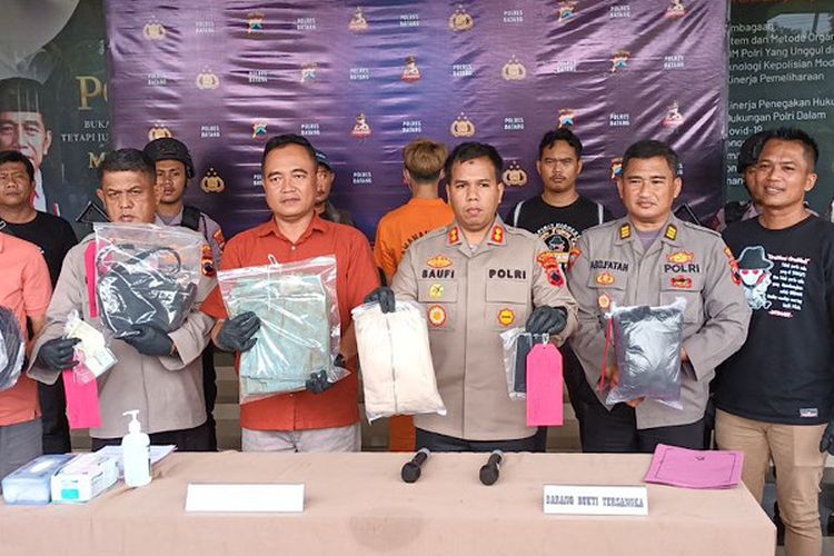 Kapolres Batang Jawa Tengah AKBP Saufi Salamun menunjukkan barang bukti kasus pembunuhan mayat wanita yang ditemukan di kebun singkong.