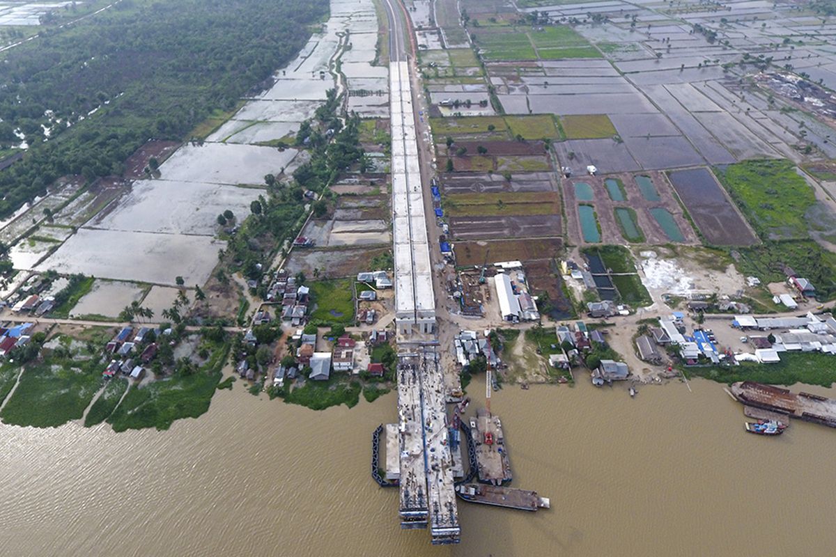 Foto aerial proyek pembangunan Tol Trans Sumatera ruas Kapal Betung (Kayu Agung - Palembang - Betung) seksi II (Jakabaring-Musilandas) di Desa Pegayut, Pemulutan, Ogan Ilir (OI), Sumatera Selatan, Kamis (16/1/2020). Pembangunan Tol Kapal Betung dengan panjang 111,69 km saat ini terus dikebut agar dapat beroperasi pada tahun 2020.