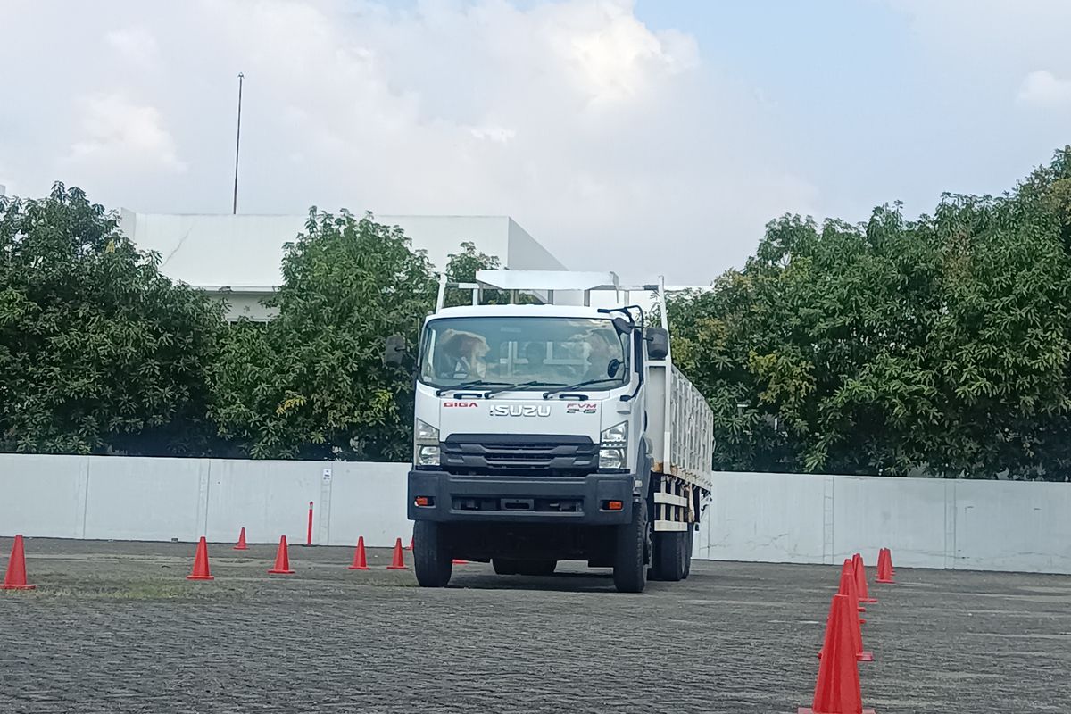 Mengemudikan truk Isuzu Giga dengan panjang 12 meter