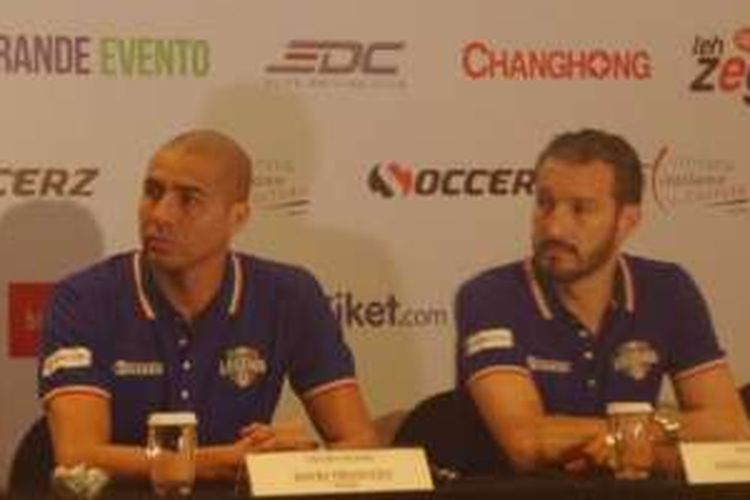 Calcio Legends, David Trezeguet (kiri), dan Gianluca Zambrotta, menjawab pertanyaan wartawan di hotel JW Marriott pada Jumat (20/5/2016) jelang laga Calcio Legends versus Primavera Baretti.