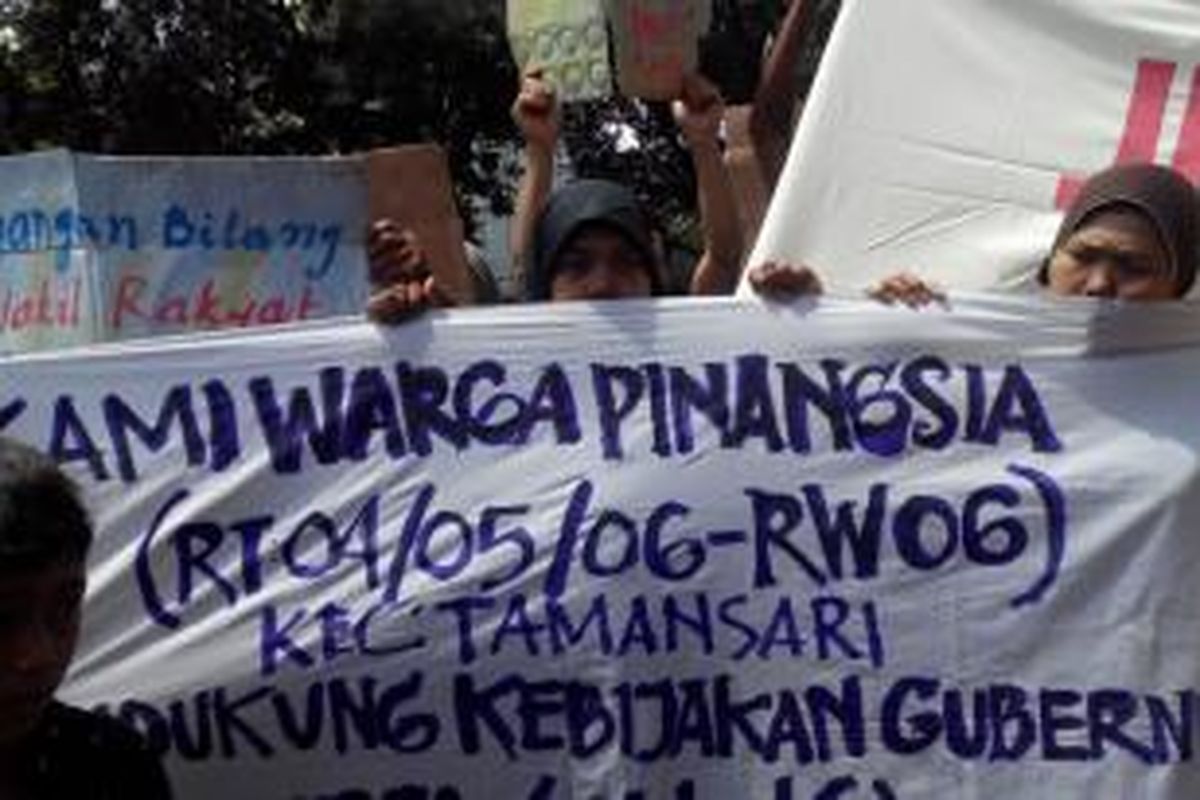 Jaringan Rakyat Miskin Kota (JRMK) Jakarta melakukan aksi damai di depan Gedung DPRD DKI Jakarta, Rabu (4/3/2015).