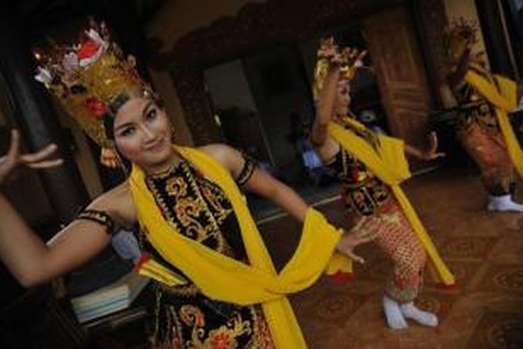 Penari membawakan tari gandrung di Sanggar Sekar Jagad, Dusun Cungking, Desa Mojopanggung, Kecamatan Giri, Banyuwangi, Jumat (7/1/2011). Tari gandrung merupakan salah satu tarian khas Banyuwangi.