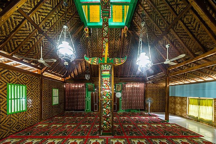 Masjid Saka Tunggal di Banyumas, merupakan masjid tertua di Pulau Jawa dan Indonesia