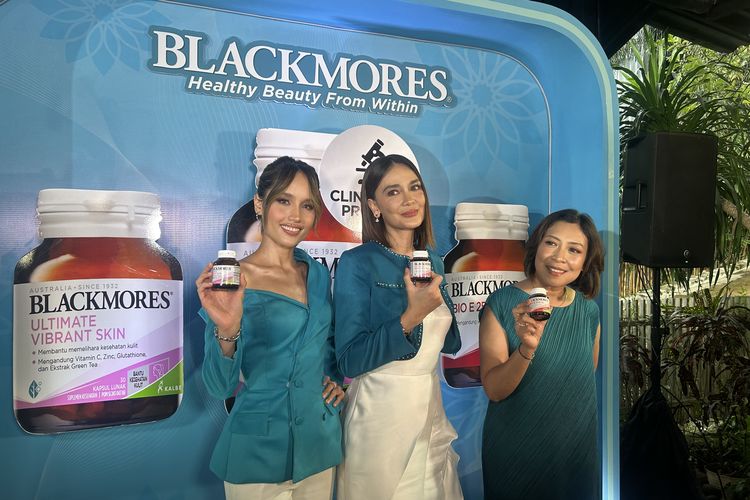 (Kiri ke kanan) Aktris Cinta Laura, Luna Maya, dan Head of Marketing Blackmores Diana Riaya Kusumaningrum dalam acara Blackmores Healthy Beauty from Within yang digelar di Jakarta Selatan, Kamis (11/12/2025). 
