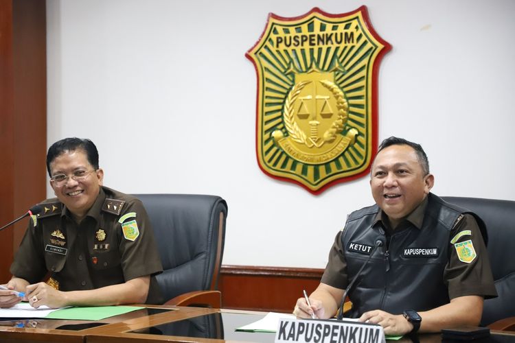 Direktur Penyidikan Jaksa Agung Muda Bidang Tindak Pidana Khusus Kejagung Kuntadi dan Kepala Pusat Penerangan Hukum Kejagung Ketut Sumedana di Gedung Kejagung, Jakarta, Senin (13/3/2023).