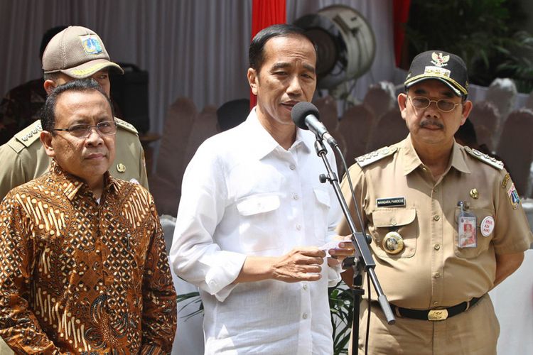 Presiden Jokowi berbicara kepada wartawan usai melakukan pencoblosan pada putaran kedua Pilkada DKI Jakarta di TPS 04 Gambir Jakarta Pusat, Rabu (19/4/2017). Pada kesempatan itu, presiden meyakini Pilkada berjalan aman dan menghasilkan gubernur yang terbaik dan terpercaya untuk Jakarta.
