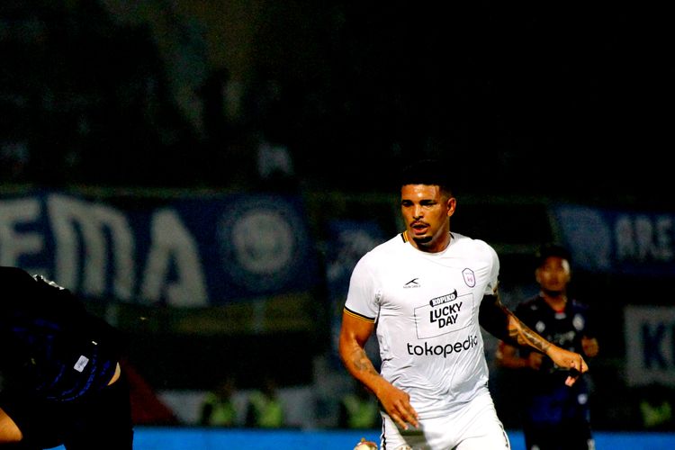 Pemain asing RANS Nusantara FC Alan Pinheiro saat uji coba melawan Arema FC yang berakhir dengen skor 4-0 di Stadion Kanjuruhan Kabupaten Malang, Selasa (7/6/2022) malam.