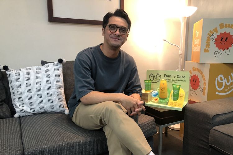 Aktor Ricky Harun dengan lini produk perawatan tubuh Our In One di kantor pusatnya, di kawasan Melawai, Jakarta Selatan, Senin (29/1/2024).