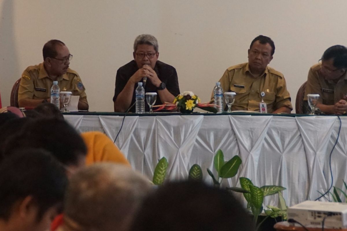 Deputi Bidang Koordinasi Kebudayaan Kemenko PMK Nyoman Shuida (dua dari kiri) dalam rapat akhir persiapan Pekan Kerja Nyata (PKN) Revolusi Mental di Hotel Peninsula Manado, Selasa (23/10/2018). 