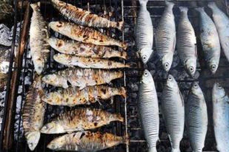 Ikan bandeng dibakar untuk makan siang.