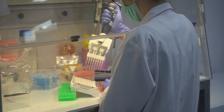 Laboratorium Covid-19 Unika Atma Jaya sudah mulai dapat menguji sampel RNA. Laboratorium ini saat ini dapat menguji 100 sampel per hari.