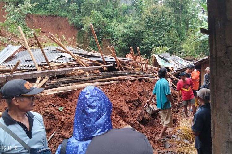 Longsor menimpa kandang sapi di Karangsari, Kalurahan Nglanggeran, Patuk, Gunungkidul. Rabu (15/2/2023)