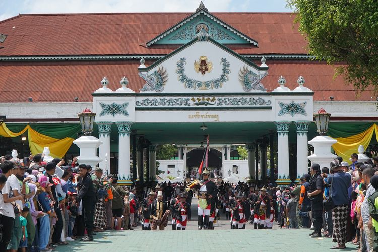 Grebeg Maulud untuk merayakan kelahiran Nabi Muhammad SAW digelar di Keraton Yogyakarta, (10/11/2019). Gelaran ini merupakan acara tahunan yang ditunggu-tunggu masyarakat.